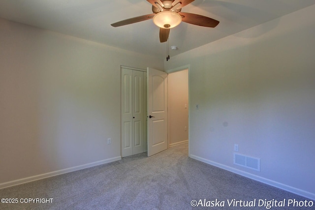 carpeted empty room featuring ceiling fan