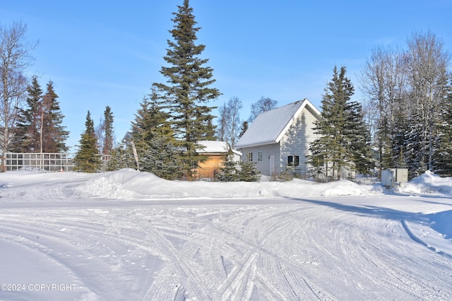 view of yard layered in snow