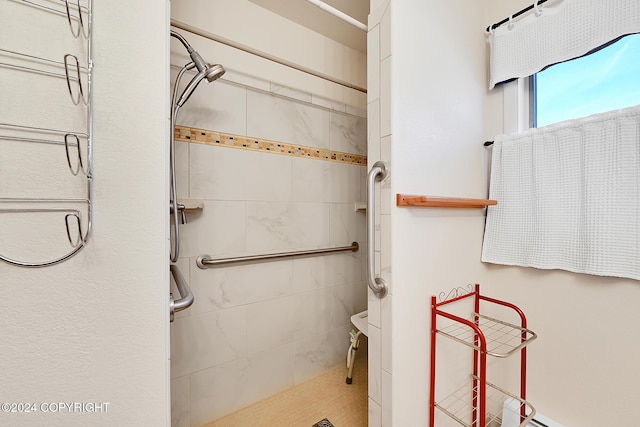 bathroom featuring a tile shower