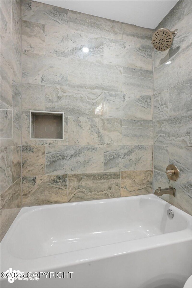 bathroom with tiled shower / bath