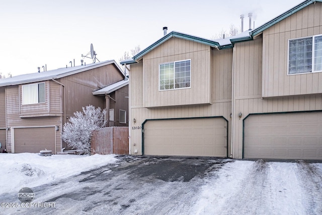 view of front facade featuring a garage