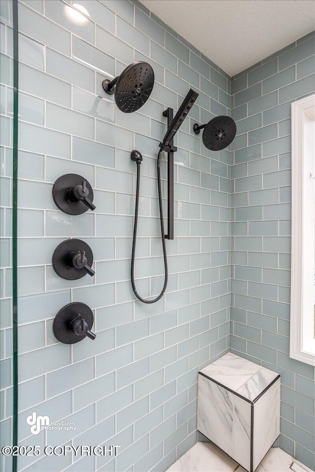 bathroom featuring a tile shower