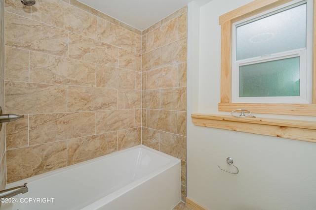 bathroom featuring tiled shower / bath