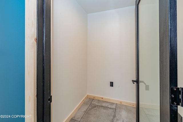 laundry room featuring light tile patterned floors