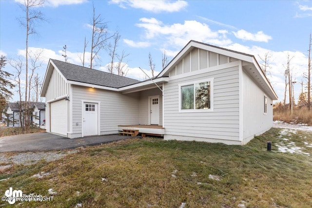 view of front of home featuring a front yard and a garage