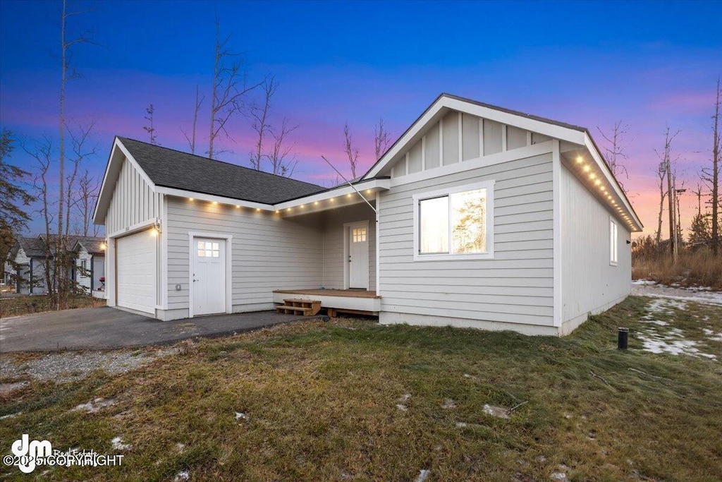 view of front of home featuring a lawn and a garage