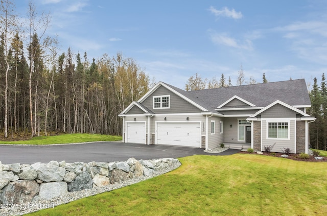 view of front of house featuring a front lawn