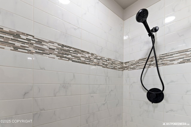 details featuring tiled shower