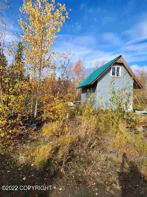 view of side of property with an outdoor structure