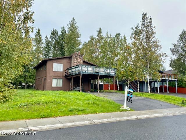 view of front of property with a front lawn