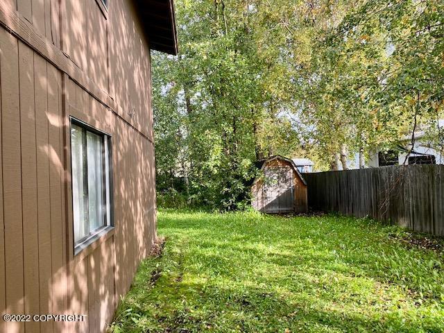 view of yard featuring a storage shed