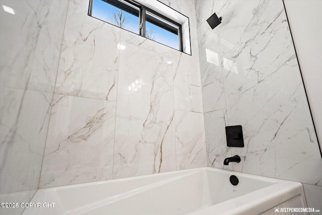 bathroom with tiled shower / bath