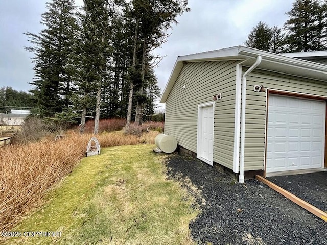 view of yard featuring a garage and an outdoor structure