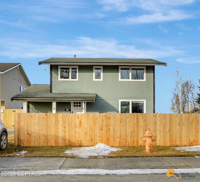 view of front facade with a fenced front yard