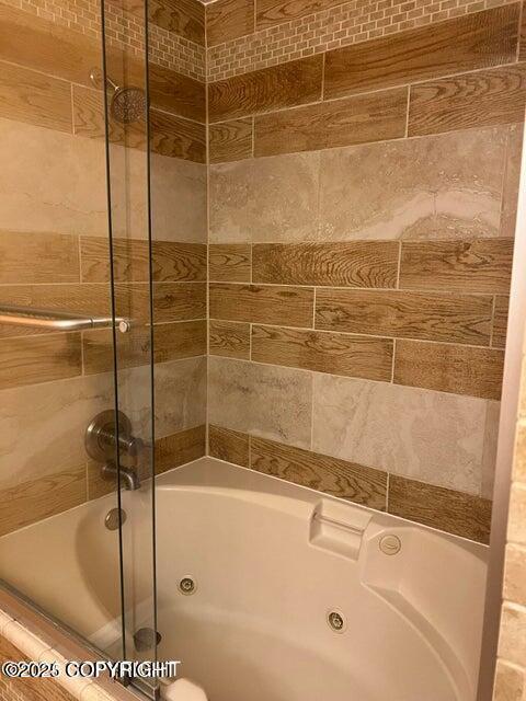 bathroom featuring tiled shower / bath combo