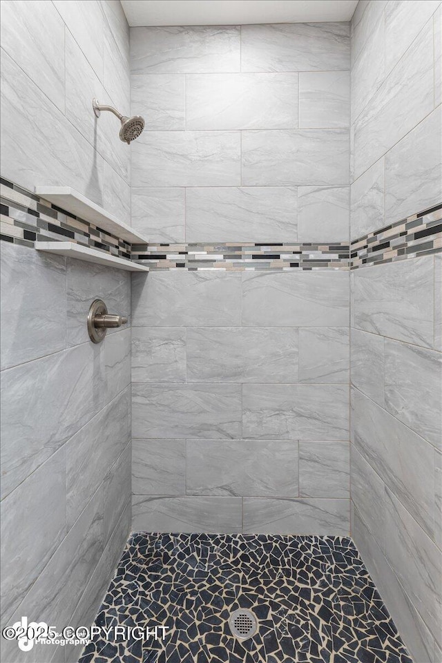 bathroom featuring a tile shower