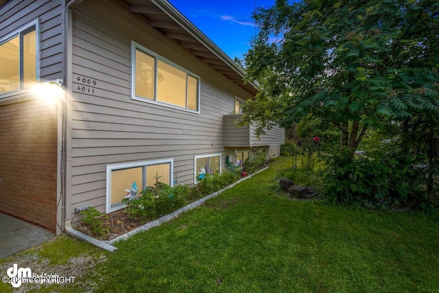 view of side of property featuring a lawn