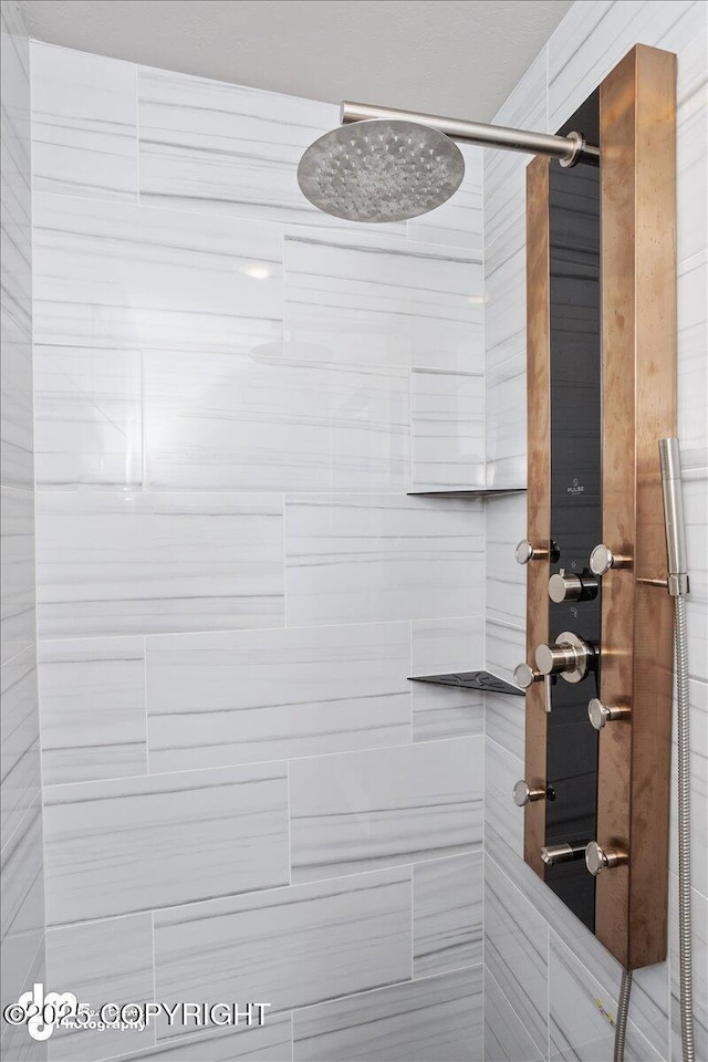 bathroom featuring a tile shower