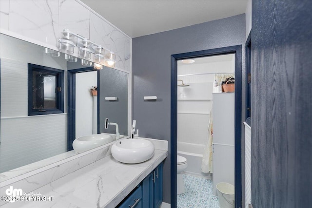 full bathroom featuring shower / tub combo with curtain, vanity, and toilet