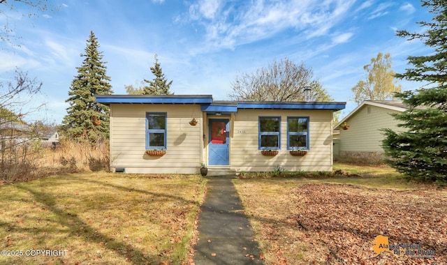 view of front of property with a front yard