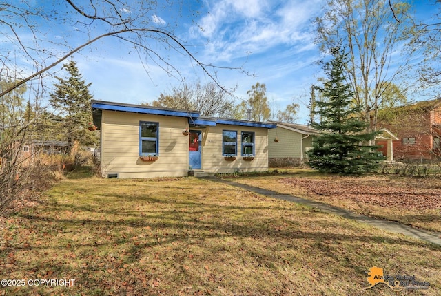 view of front of home with a front lawn