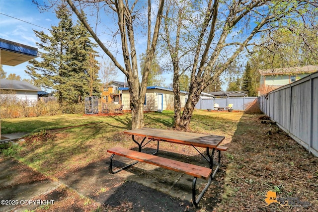 view of yard featuring an outbuilding