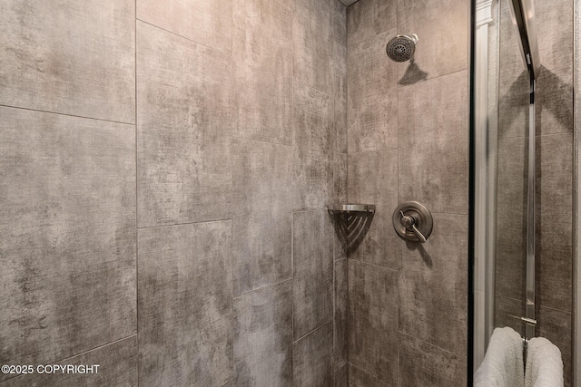 room details featuring a tile shower