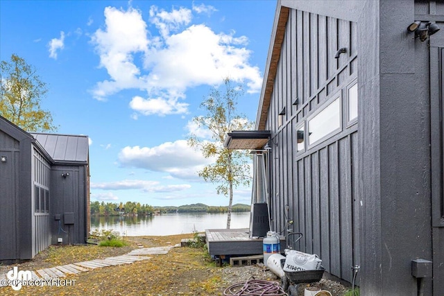 view of yard featuring a water view