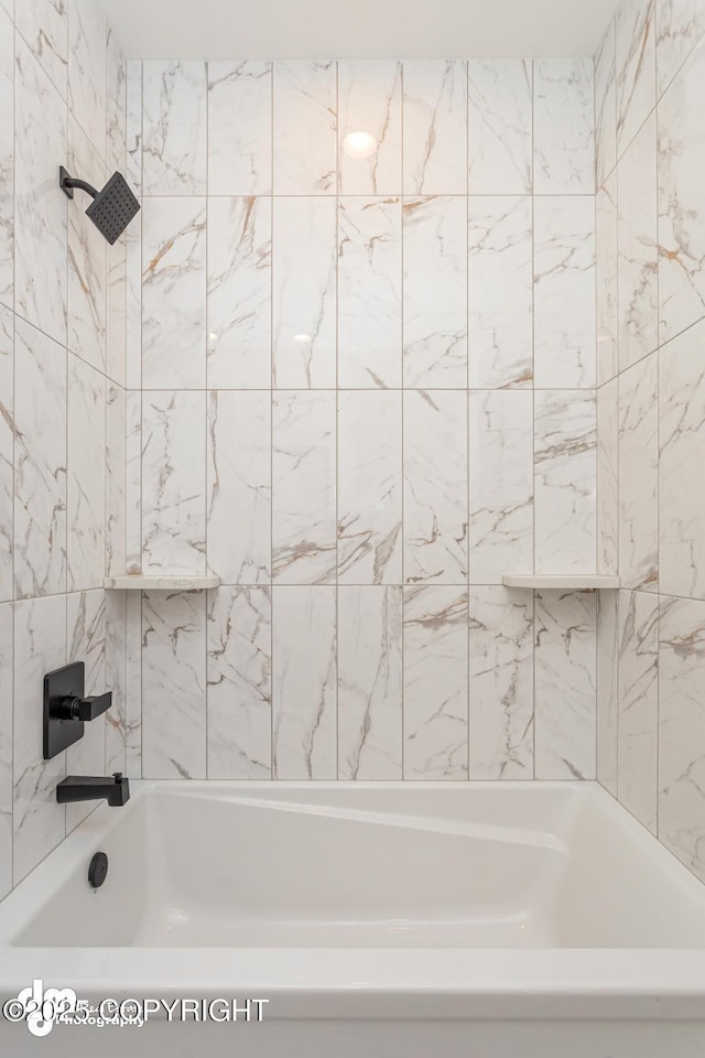 bathroom featuring tiled shower / bath combo