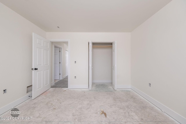 unfurnished bedroom featuring a closet