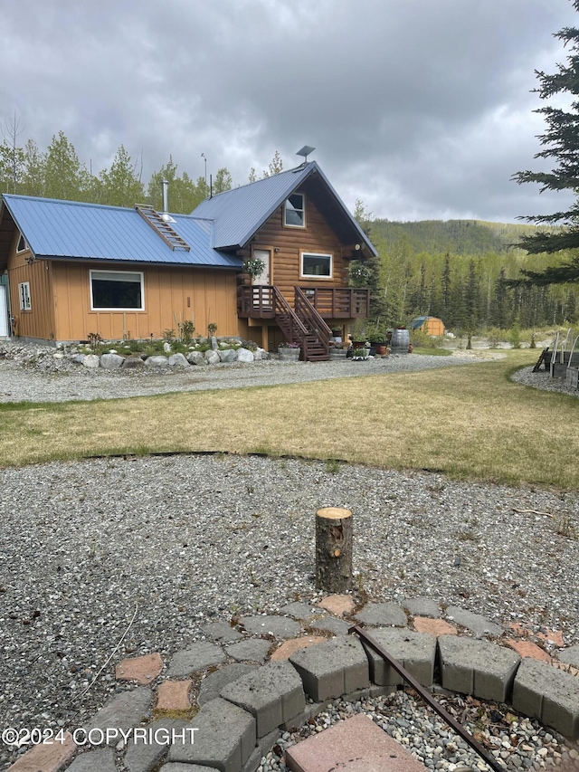 view of front of home featuring a front lawn