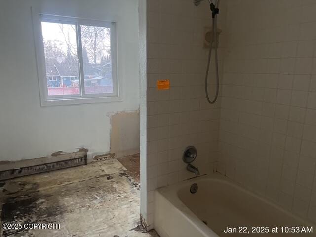 bathroom with tiled shower / bath