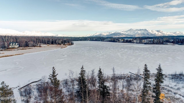 water view with a mountain view