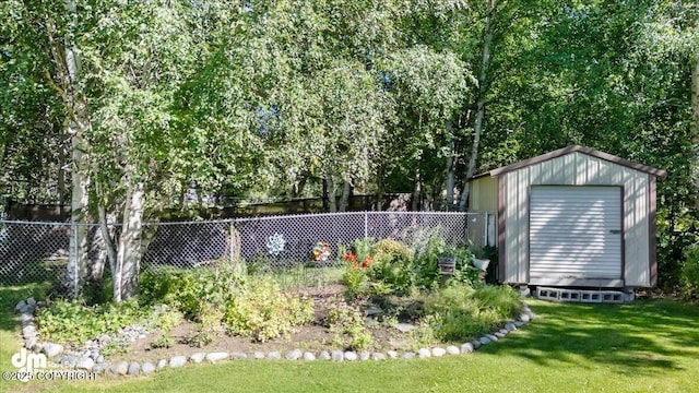 view of yard featuring a shed