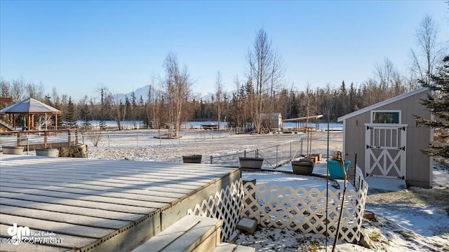 view of yard featuring a mountain view and a storage unit