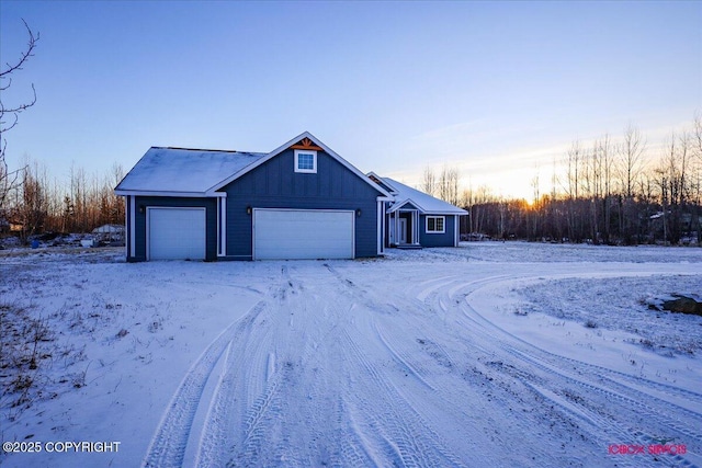 view of front facade featuring a garage