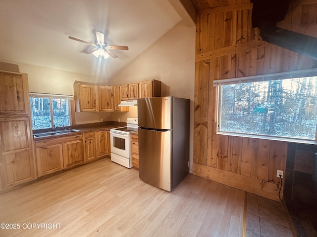 kitchen featuring sink, light hardwood / wood-style flooring, electric range, stainless steel refrigerator, and ceiling fan