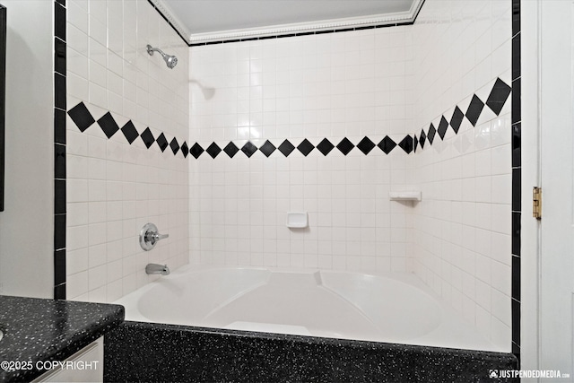 bathroom with tiled shower / bath combo