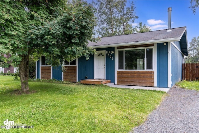 ranch-style house featuring a front yard