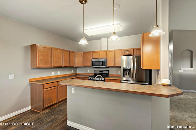 kitchen featuring a peninsula, baseboards, stainless steel appliances, and decorative light fixtures