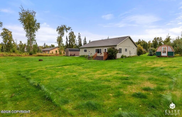 view of yard featuring a storage shed