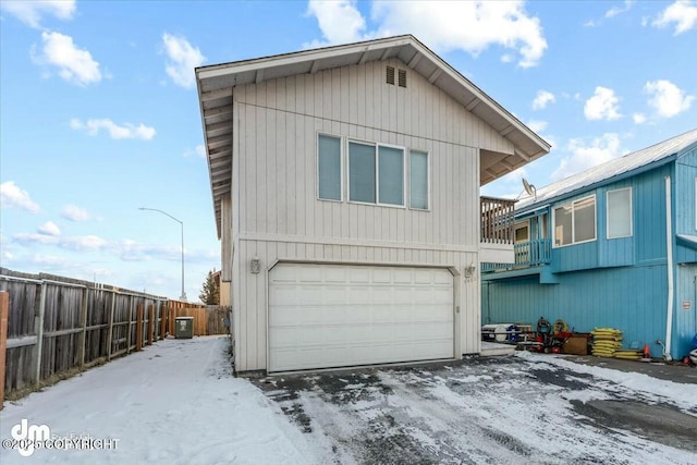 view of front facade featuring a garage