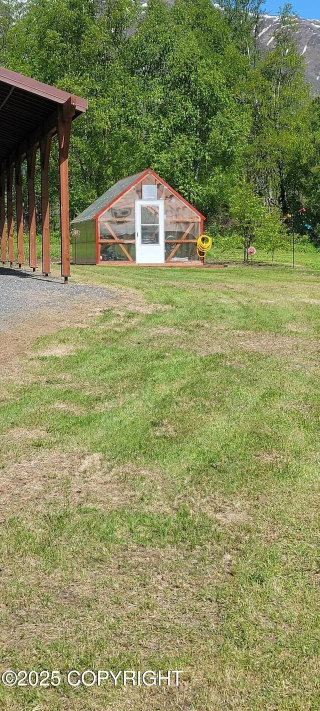 view of yard featuring an outdoor structure