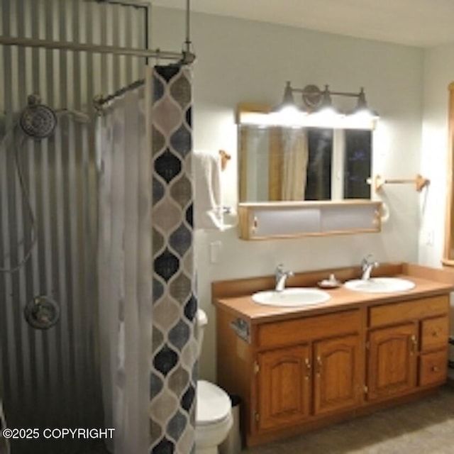 full bath featuring curtained shower, a sink, toilet, and double vanity