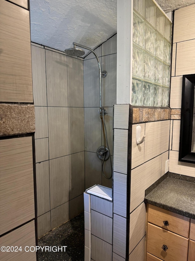 bathroom featuring a tile shower