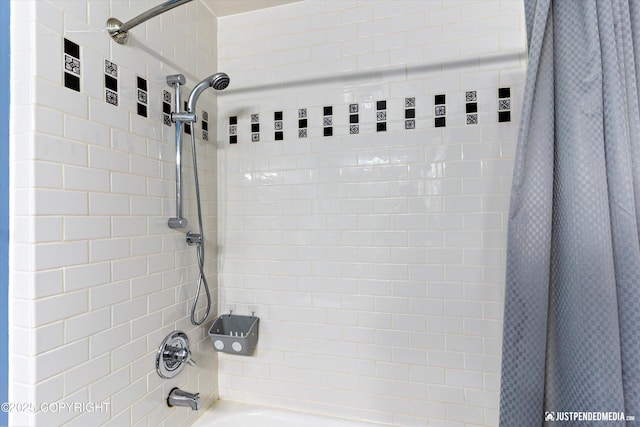 room details with shower / tub combo with curtain