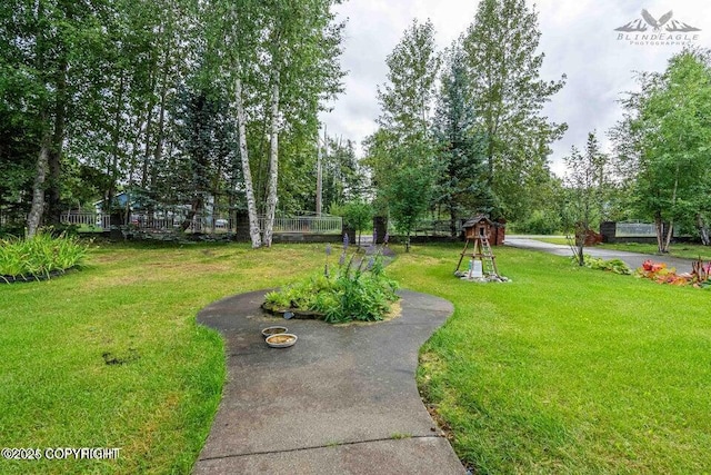 view of property's community featuring a lawn