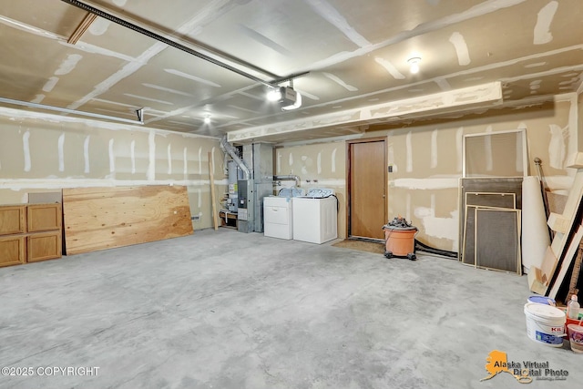 garage with washing machine and clothes dryer