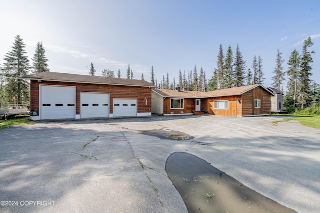 view of front facade with driveway and a garage