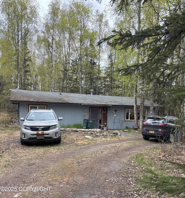 view of front of property with dirt driveway